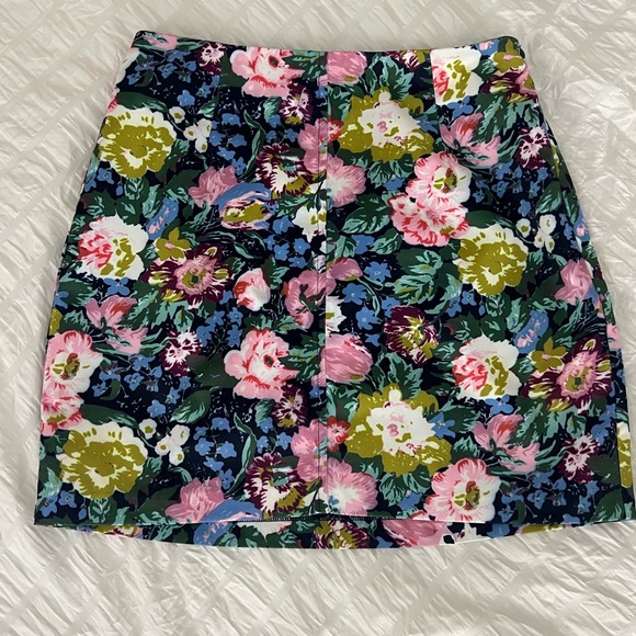 Endless Rose floral mini skirt - Picture 1 of 3
